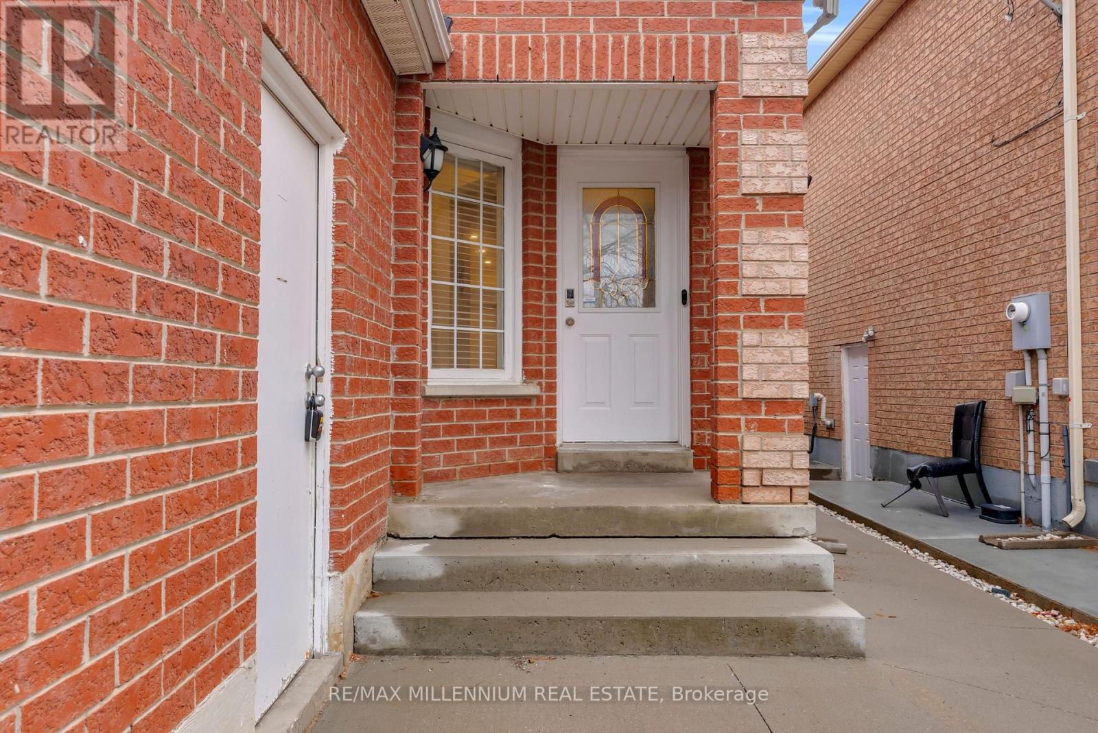 38 Kitto Court, Brampton, Ontario  L6Y 5B1 - Photo 3 - W13002682