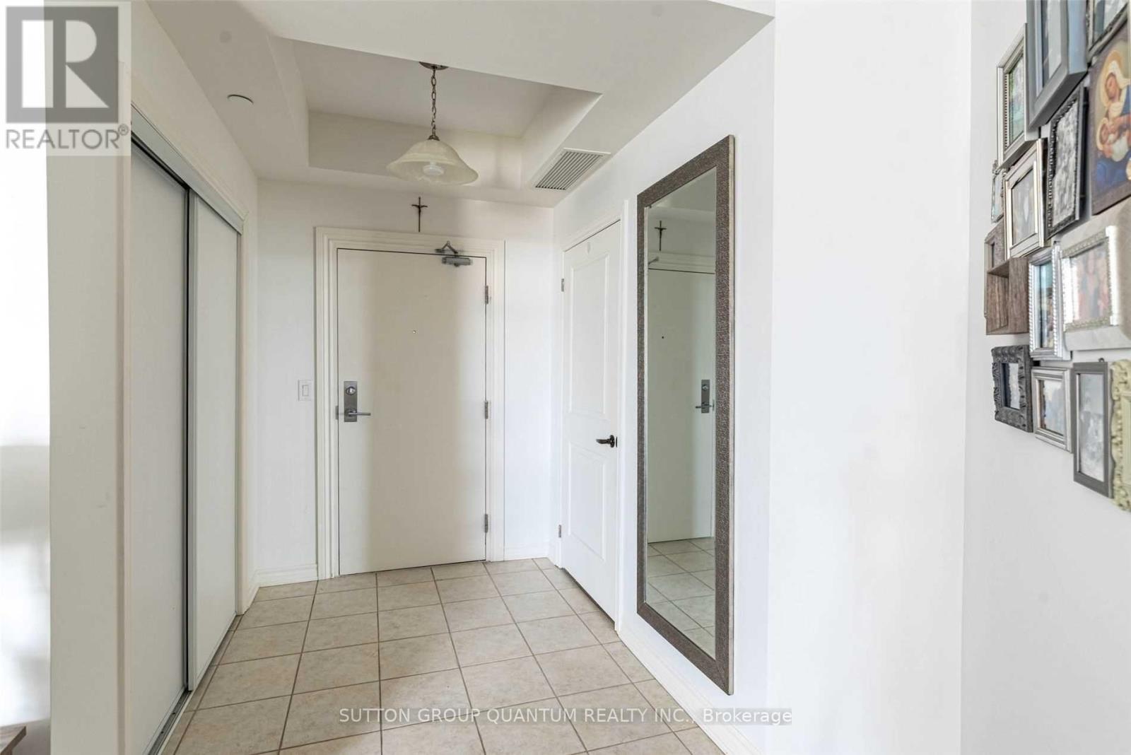 301 - 2300 Upper Middle Road W, Oakville, Ontario  L6M 0T4 - Photo 2 - W13002798