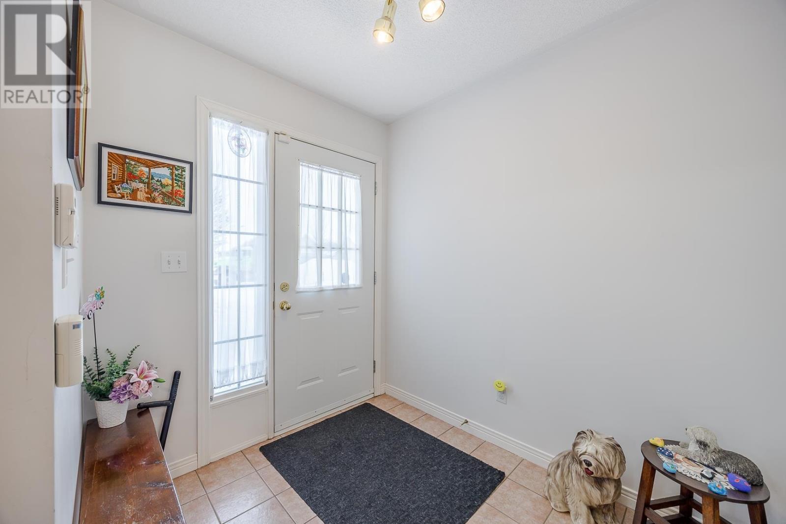 23 Queensgate Blvd, Sault Ste. Marie, Ontario  P6A 6Y6 - Photo 5 - SM260328