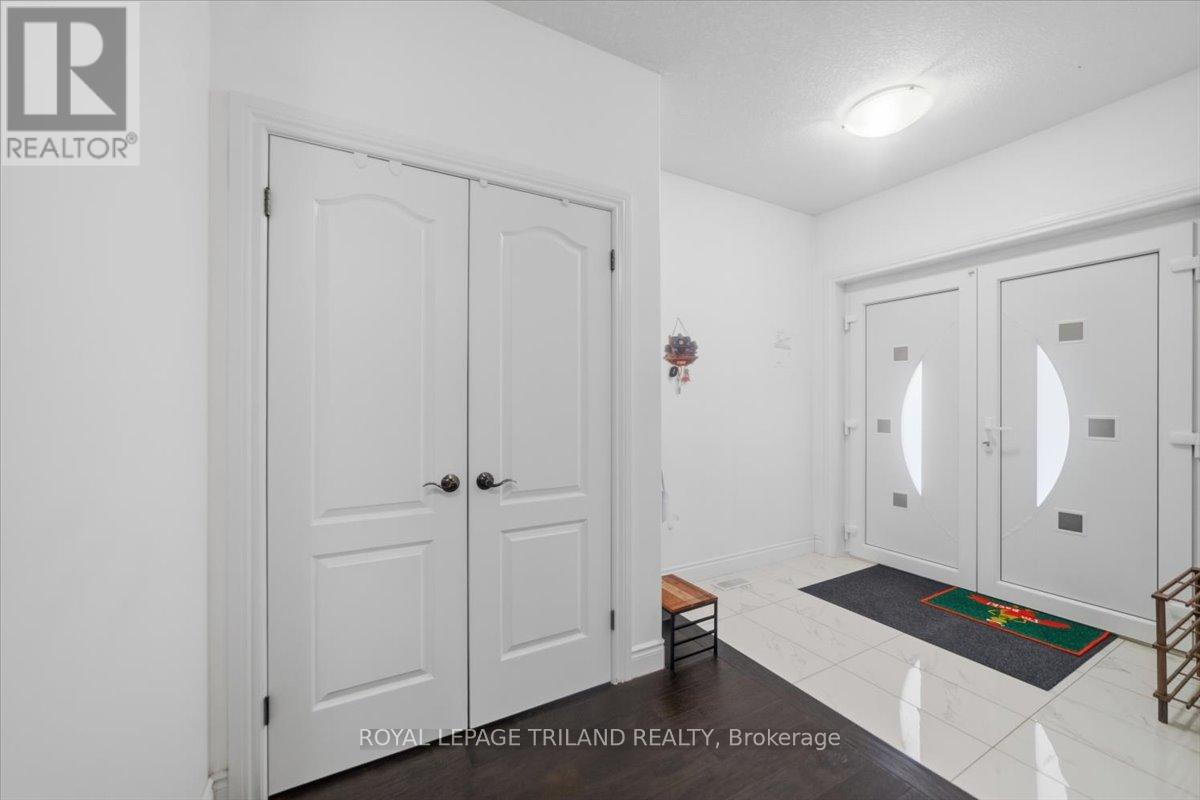 1942 Cedarpark Drive, London North, Ontario  N5X 0J1 - Photo 4 - X12949514