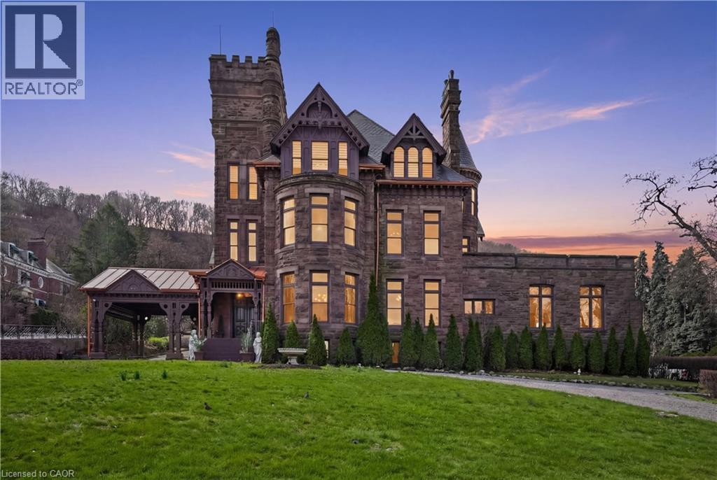 26 RAVENSCLIFFE Avenue, Hamilton, Ontario