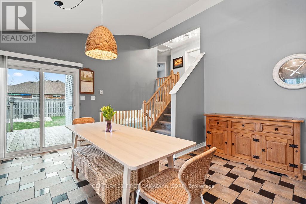 Photo 16 of 43 for 17 Cottonwood Drive E