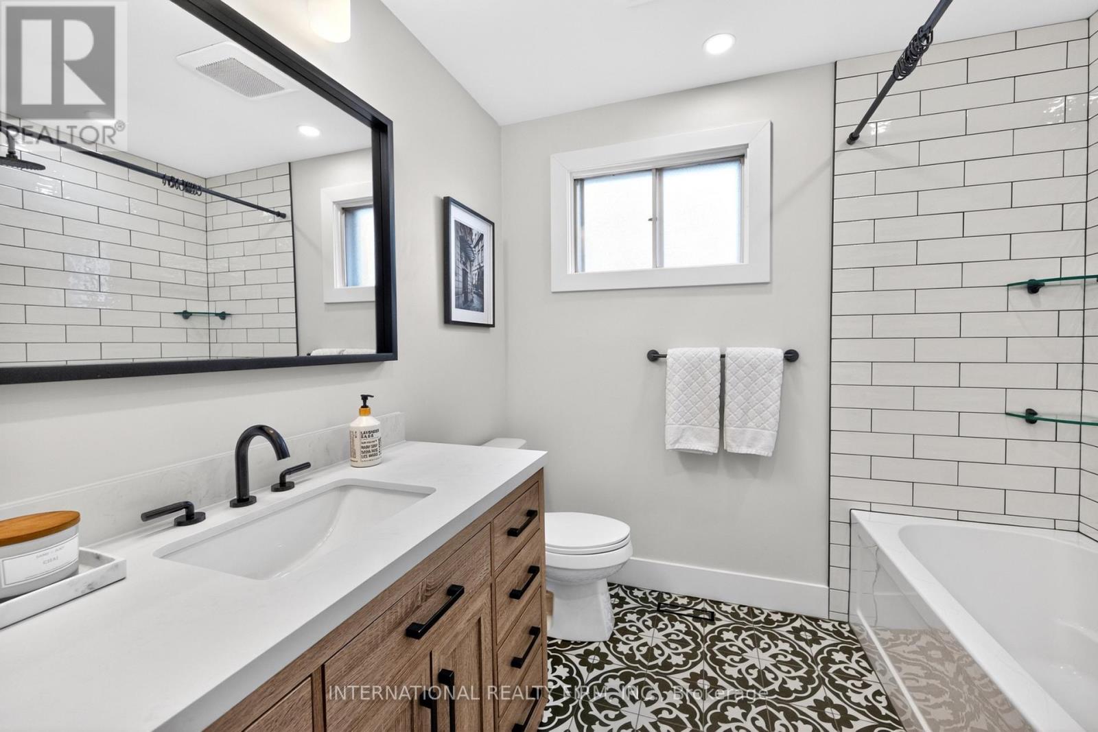 26 Dellbrook Crescent, Toronto, Ontario  M9L 1E2 - Photo 10 - W12993864