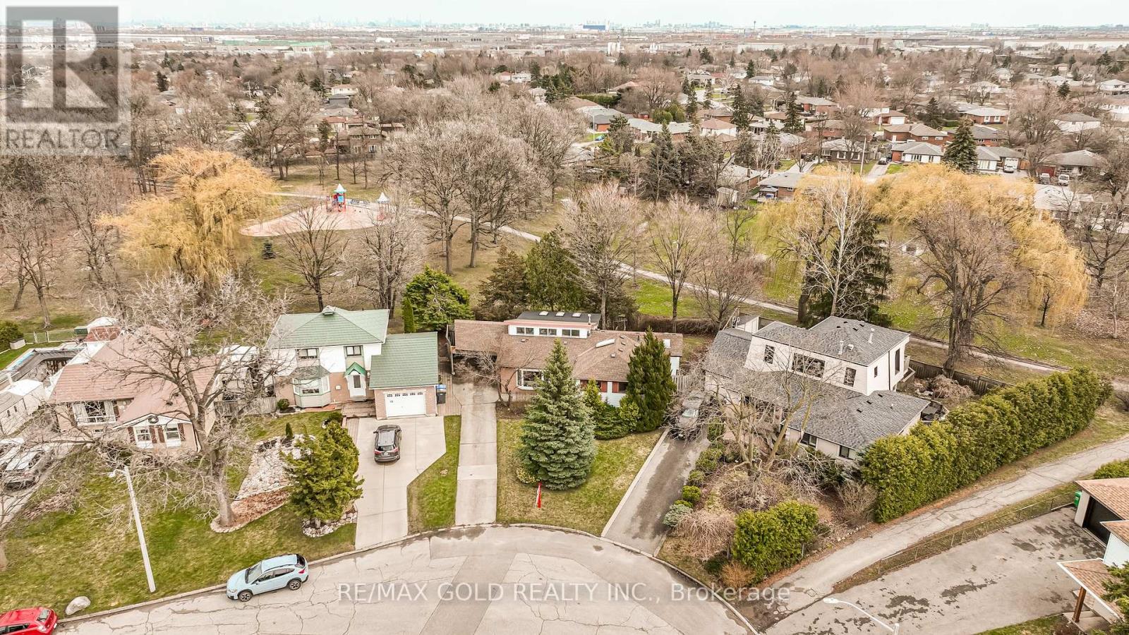 16 Donalda Place, Brampton, Ontario  L6T 1S4 - Photo 2 - W13000522