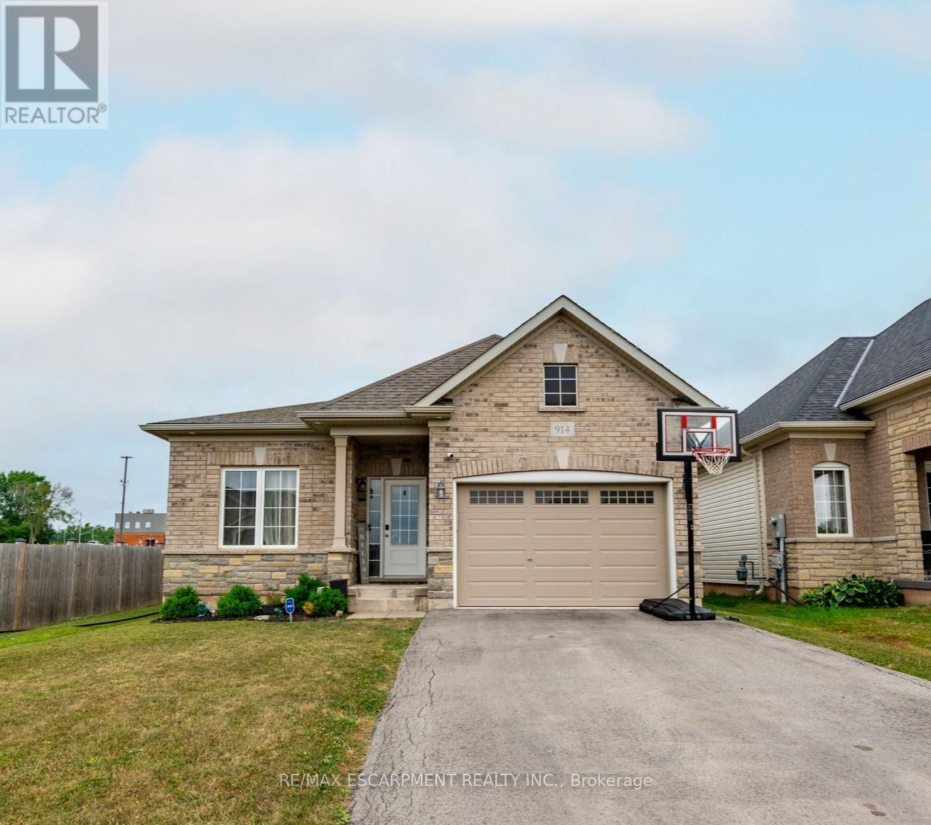 914 Burwell Street, Fort Erie, Ontario  L2A 0E3 - Photo 3 - X12758722