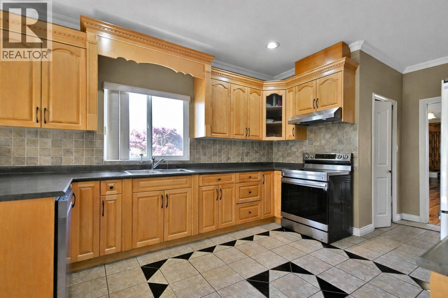 21008 Barker Avenue, Maple Ridge, British Columbia  V2X 8R6 - Photo 2 - R3111733