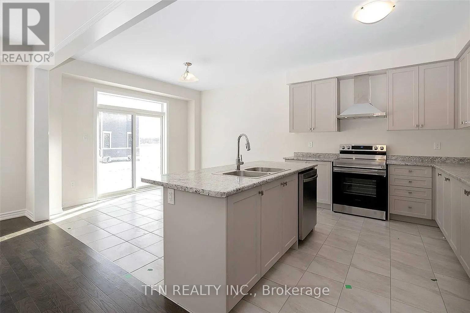 22 Charm Place N, Thorold, Ontario  L2V 0K2 - Photo 2 - X13002888