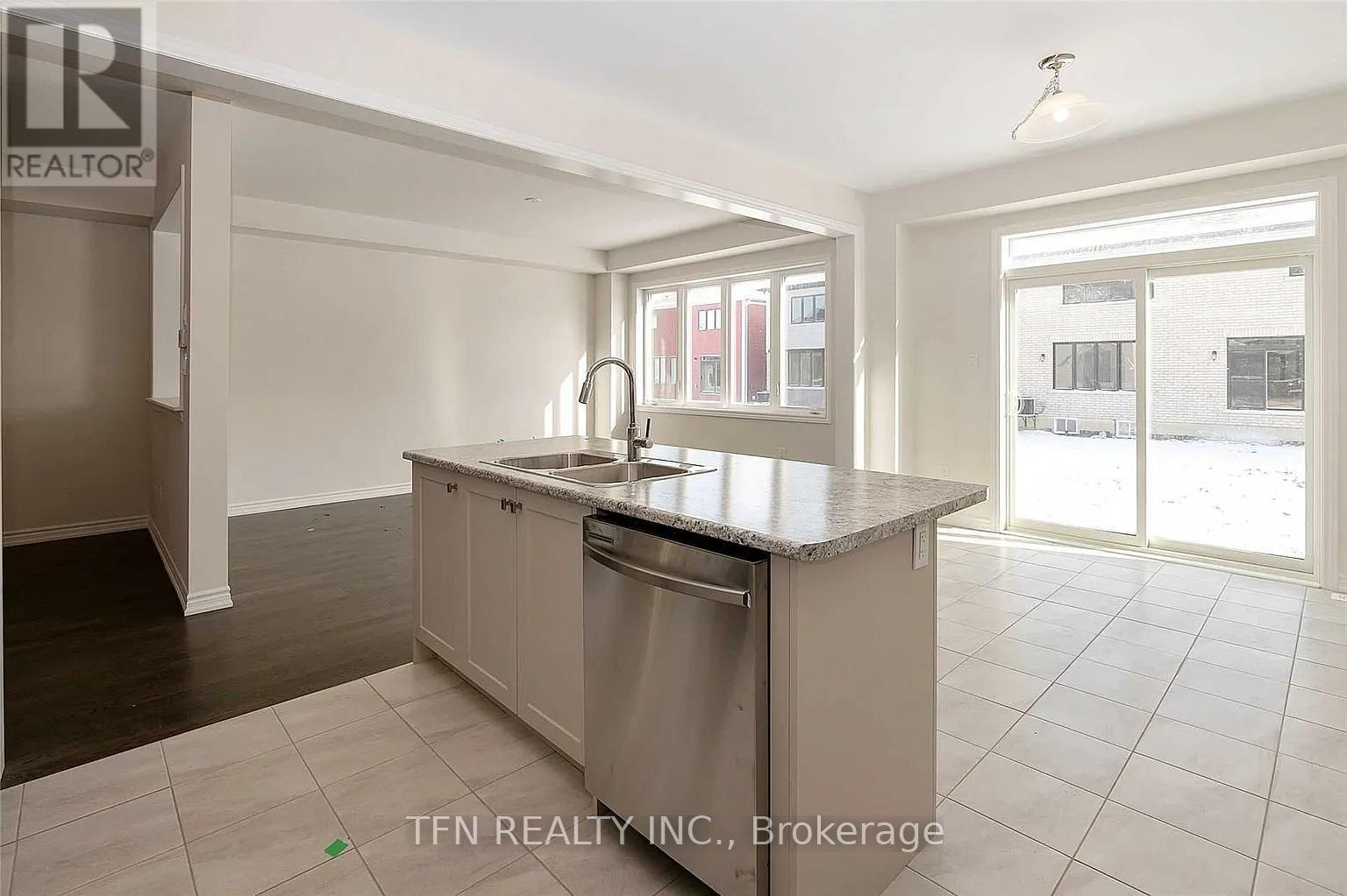 22 Charm Place N, Thorold, Ontario  L2V 0K2 - Photo 4 - X13002888