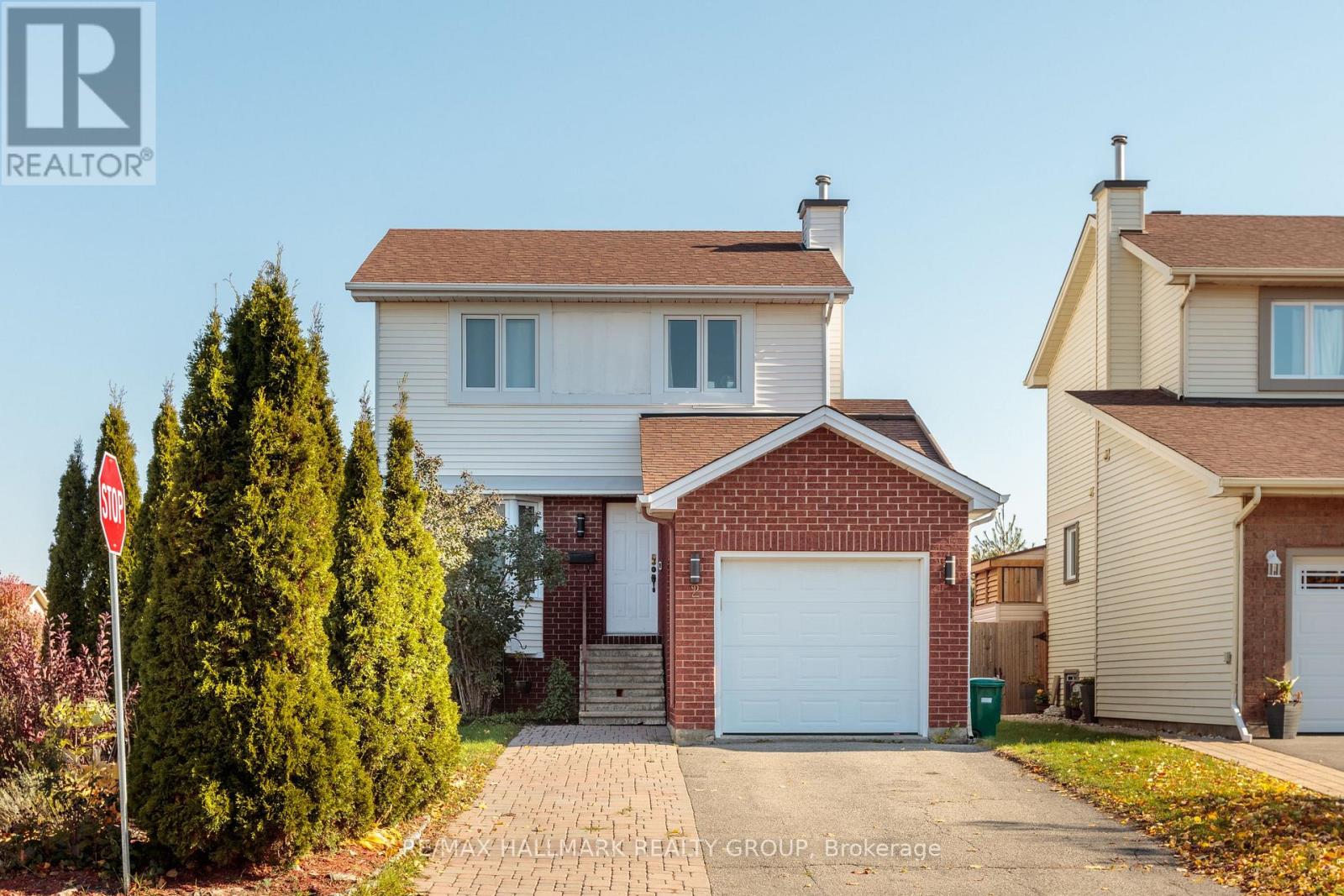 2 Newport Crescent, Ottawa, Ontario  K1T 3L8 - Photo 1 - X13003254