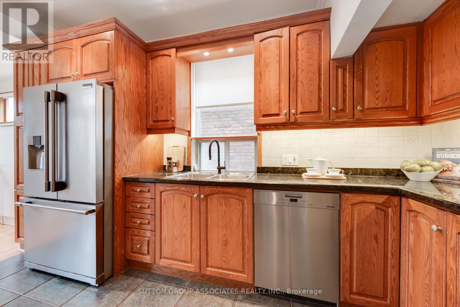 131 Pinewood Avenue, Toronto, Ontario  M6C 2V4 - Photo 14 - C13003030