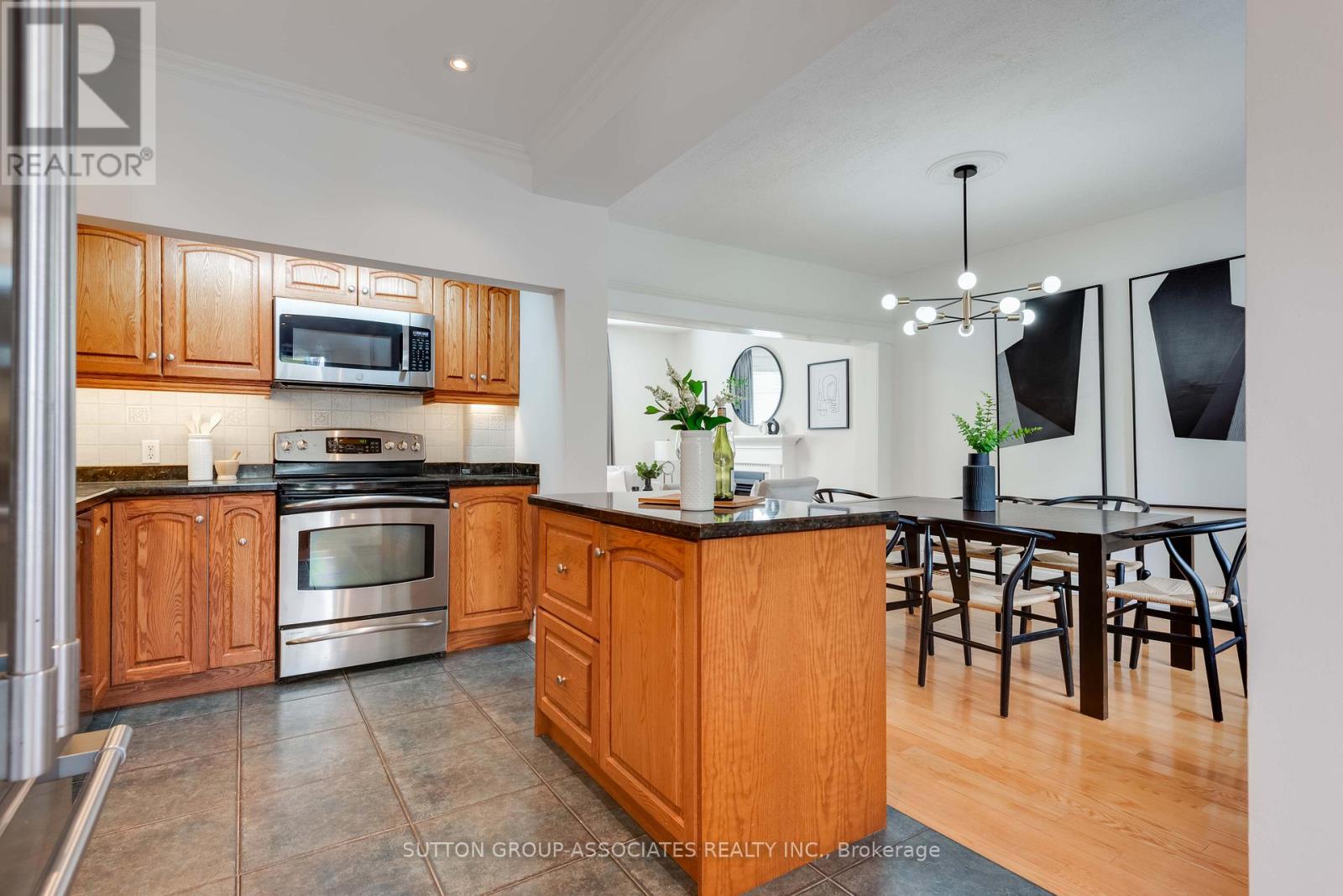 131 Pinewood Avenue, Toronto, Ontario  M6C 2V4 - Photo 16 - C13003030