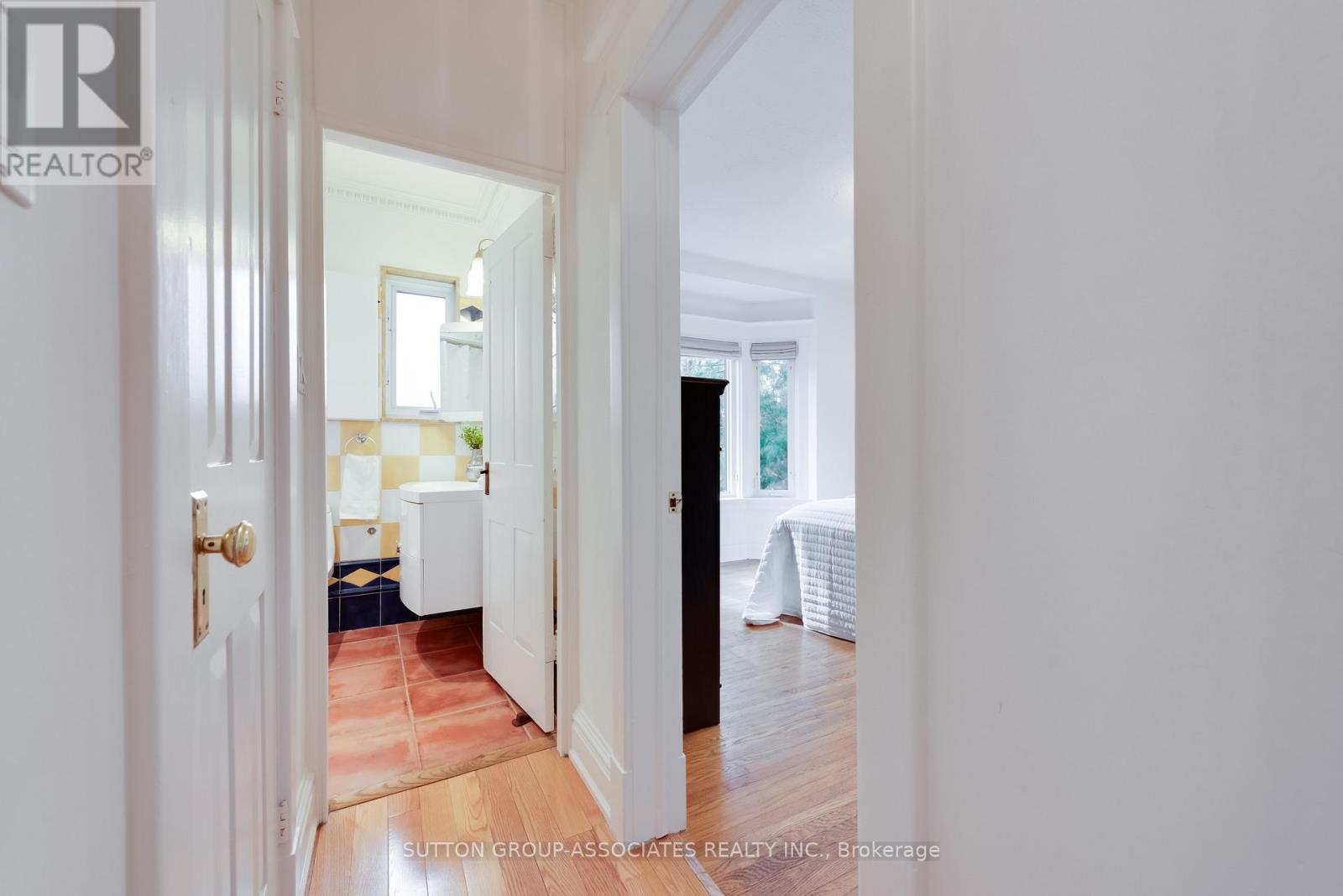 131 Pinewood Avenue, Toronto, Ontario  M6C 2V4 - Photo 17 - C13003030