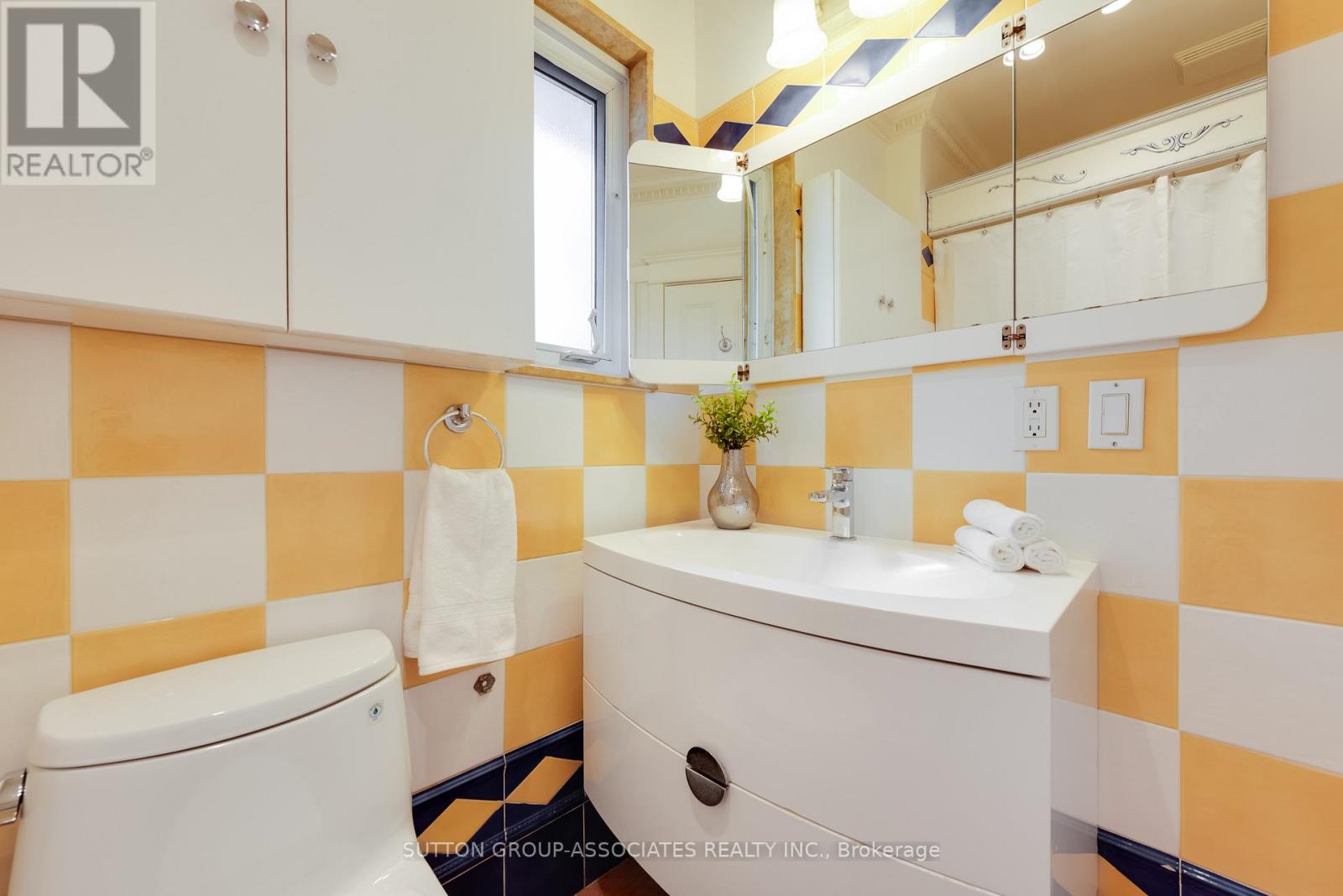 131 Pinewood Avenue, Toronto, Ontario  M6C 2V4 - Photo 22 - C13003030