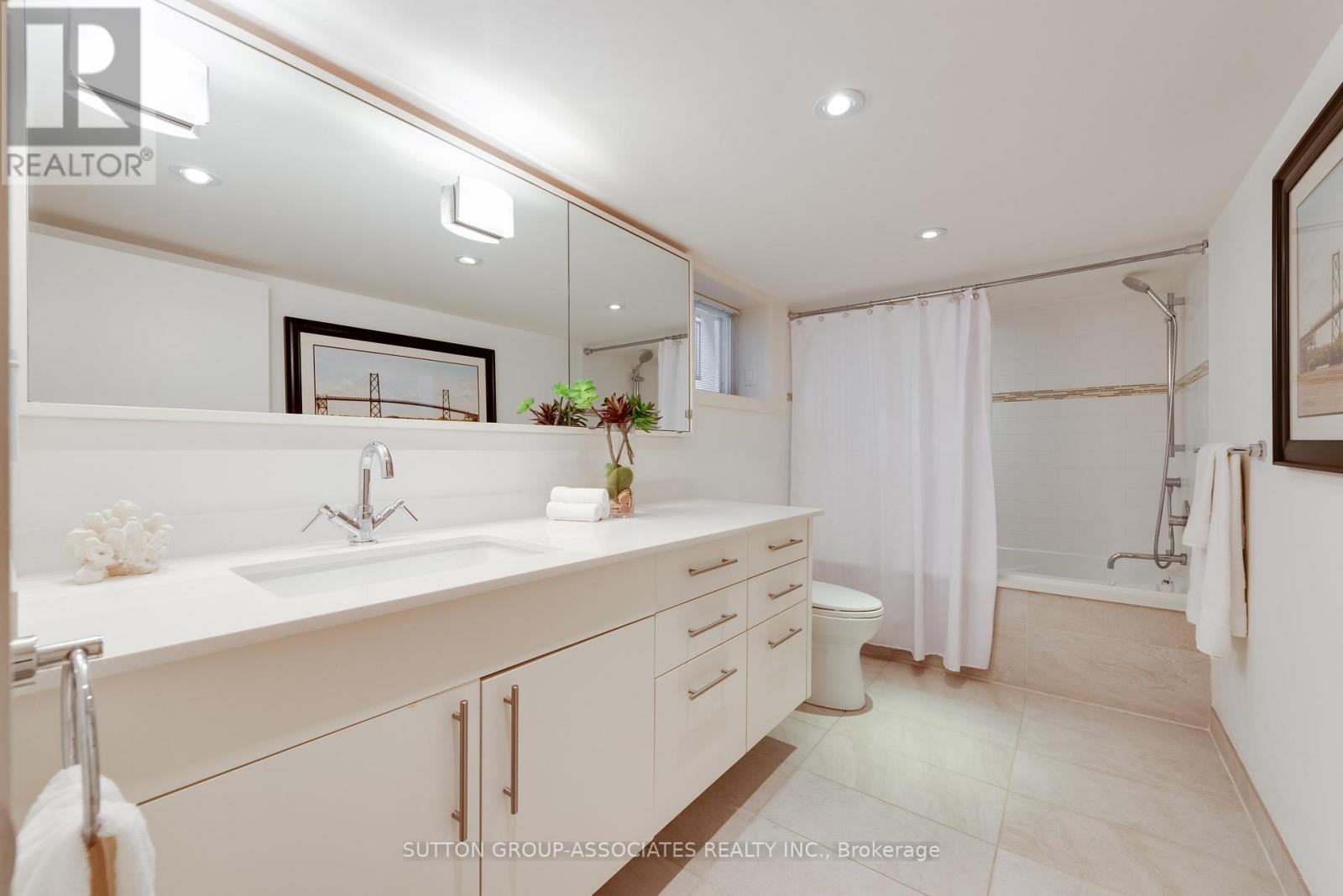 131 Pinewood Avenue, Toronto, Ontario  M6C 2V4 - Photo 39 - C13003030