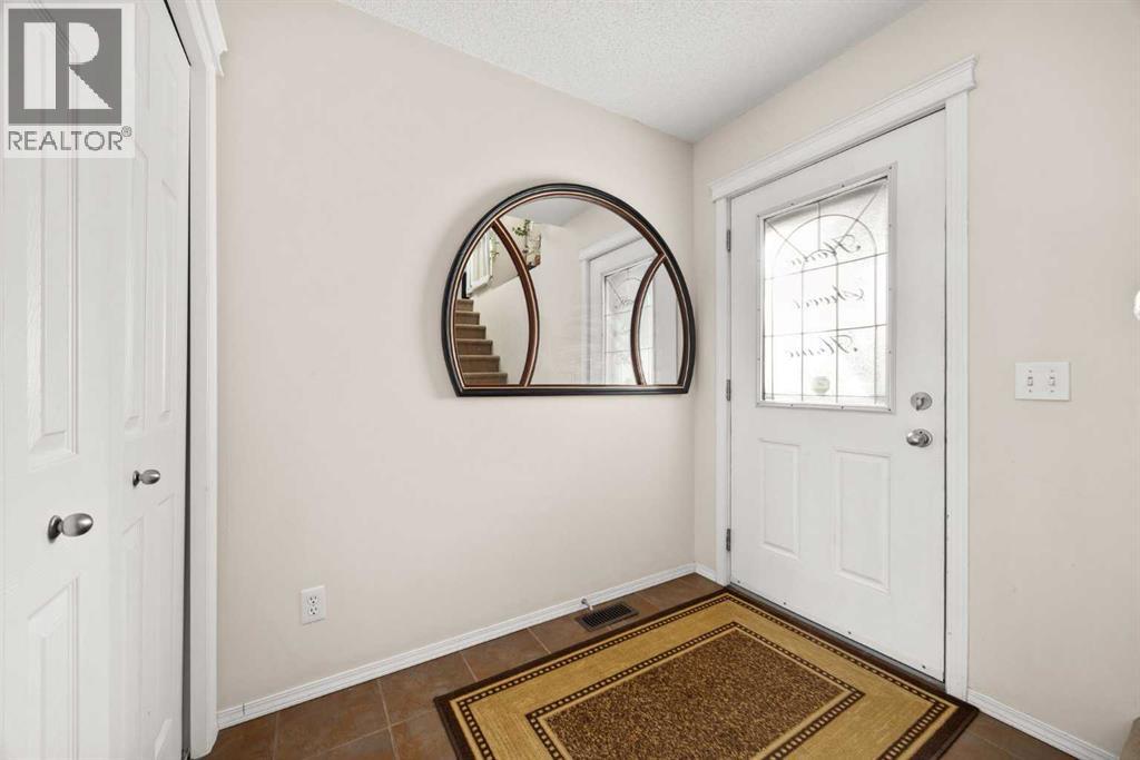 73 Sunset Heights, Cochrane, Alberta  T4C 0C7 - Photo 4 - A2284779