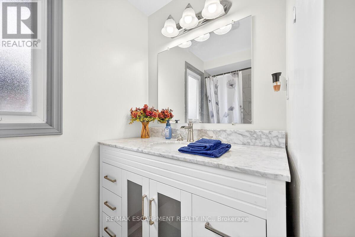 56 Hummingbird Lane, Hamilton, Ontario  L9A 4A9 - Photo 24 - X13003102