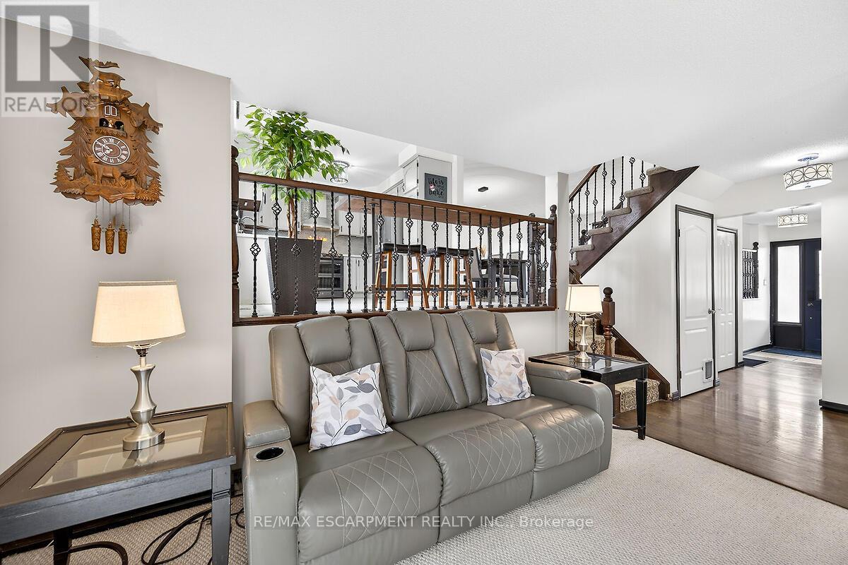 56 Hummingbird Lane, Hamilton, Ontario  L9A 4A9 - Photo 4 - X13003102