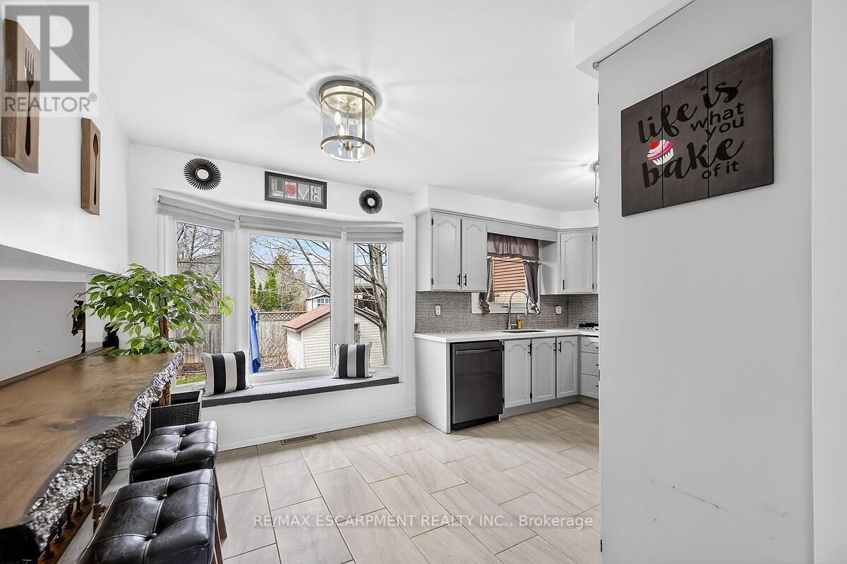 56 Hummingbird Lane, Hamilton, Ontario  L9A 4A9 - Photo 5 - X13003102