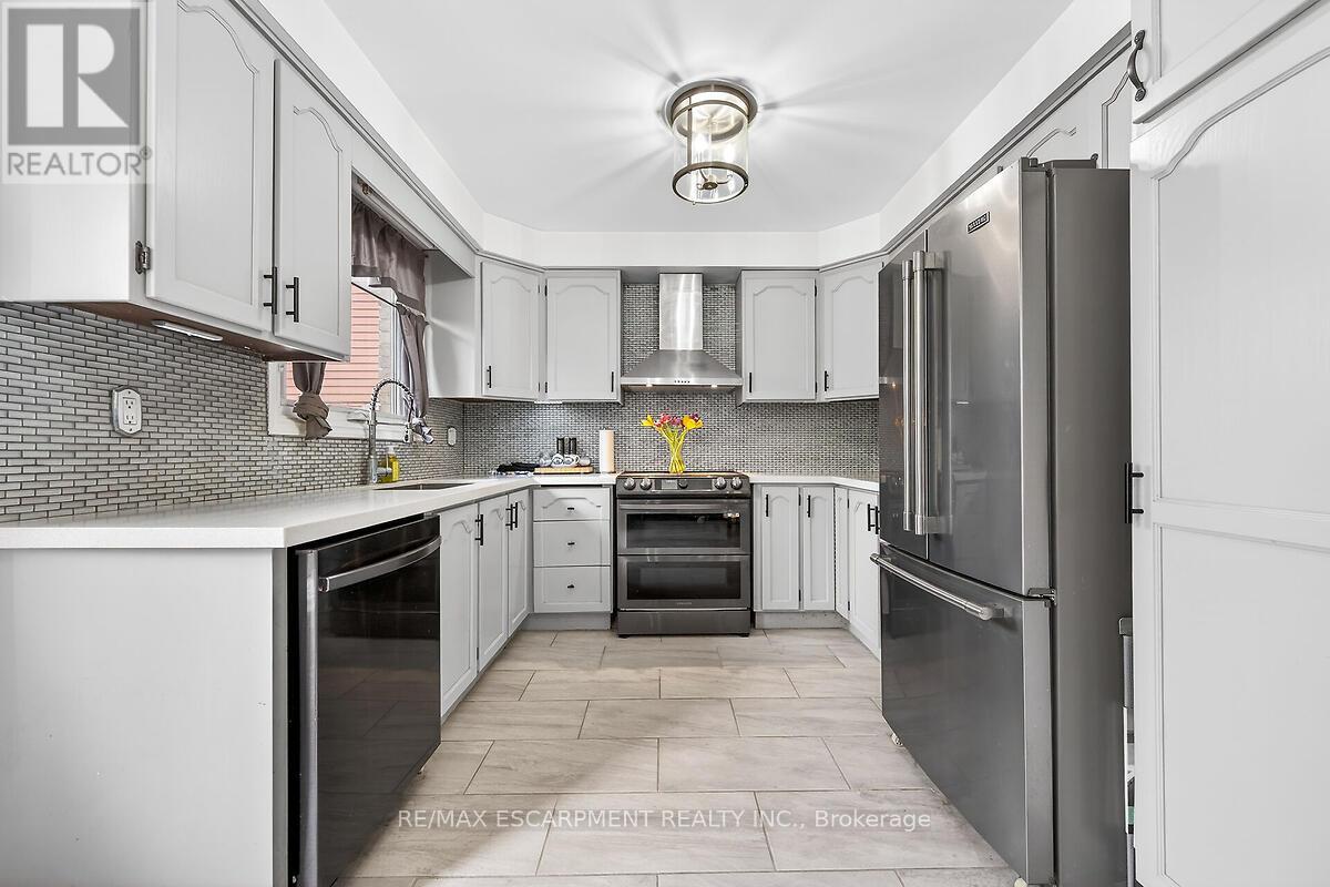 56 Hummingbird Lane, Hamilton, Ontario  L9A 4A9 - Photo 6 - X13003102