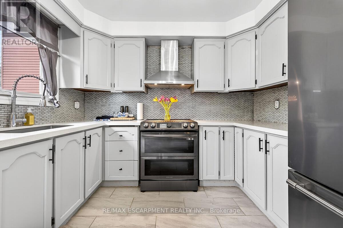 56 Hummingbird Lane, Hamilton, Ontario  L9A 4A9 - Photo 7 - X13003102