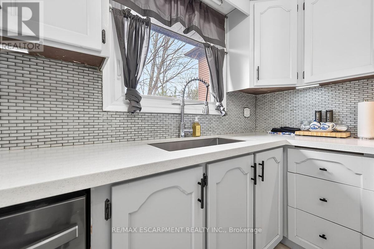 56 Hummingbird Lane, Hamilton, Ontario  L9A 4A9 - Photo 8 - X13003102