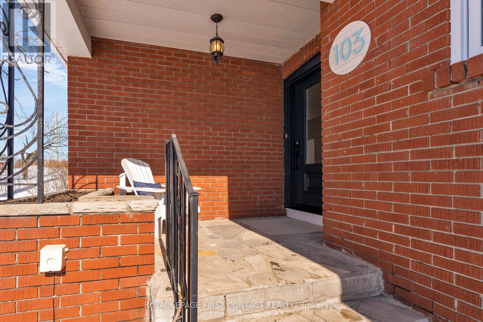 103 Rodney Street, Barrie, Ontario  L4M 4C2 - Photo 2 - S12852610