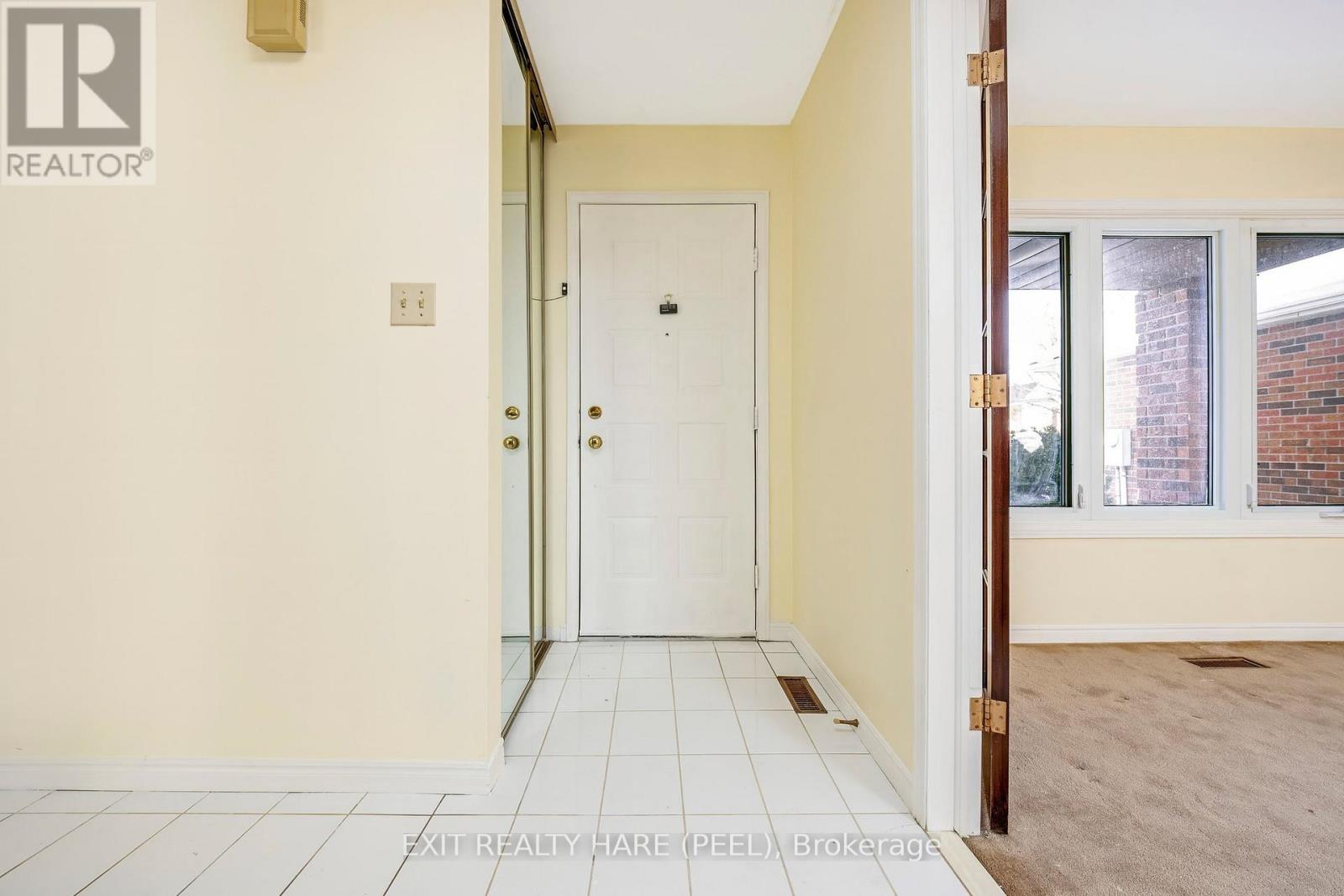 47 Stillwater Crescent, Brampton, Ontario  L6X 3L2 - Photo 4 - W13003184