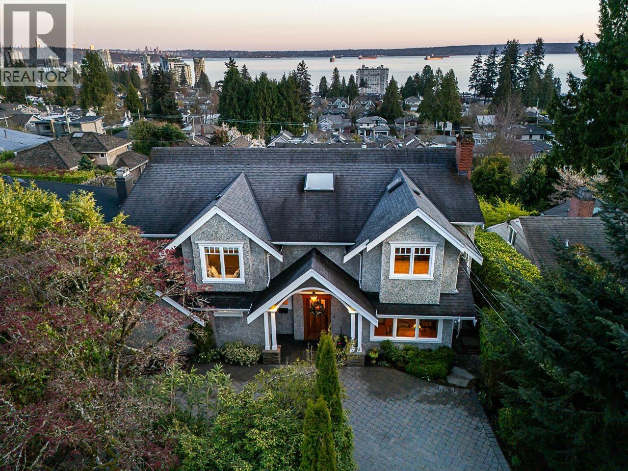 2374 Nelson Avenue, West Vancouver, British Columbia V7V 2R2 - Photo 35 - R3111861