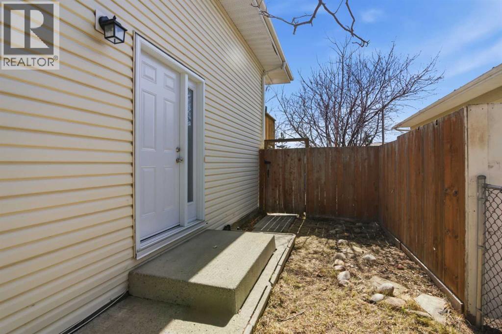 6333/6335 24th Avenue NE, Calgary, Alberta  T1Y 2C5 - Photo 3 - A2301962