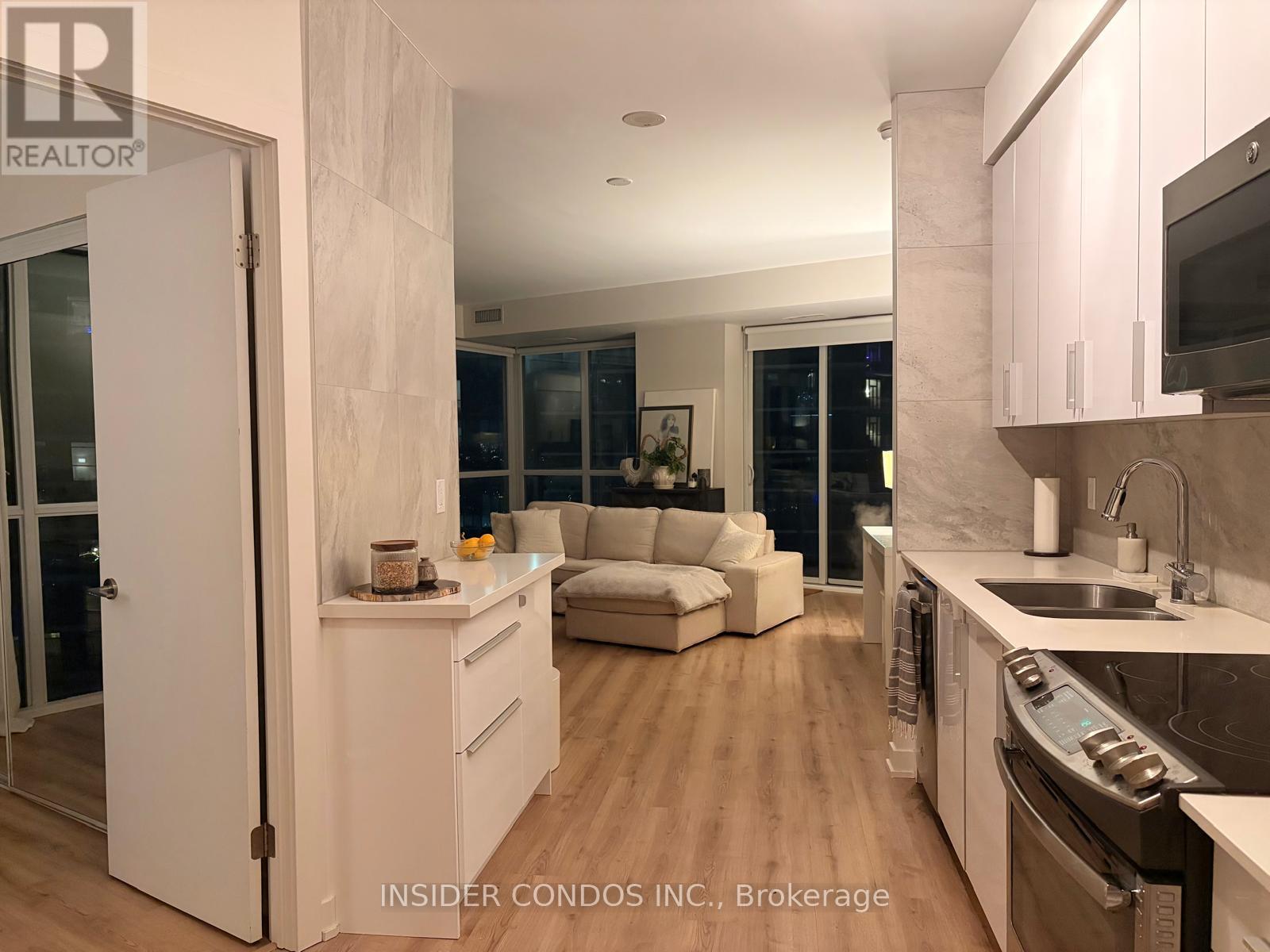 2512 - 20 Bruyeres Mews, Toronto, Ontario  M5V 0G8 - Photo 4 - C12965610