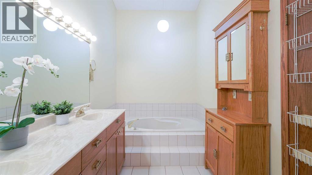 42 Woodmeadow Close SW, Calgary, Alberta  T2W 4L8 - Photo 18 - A2301210