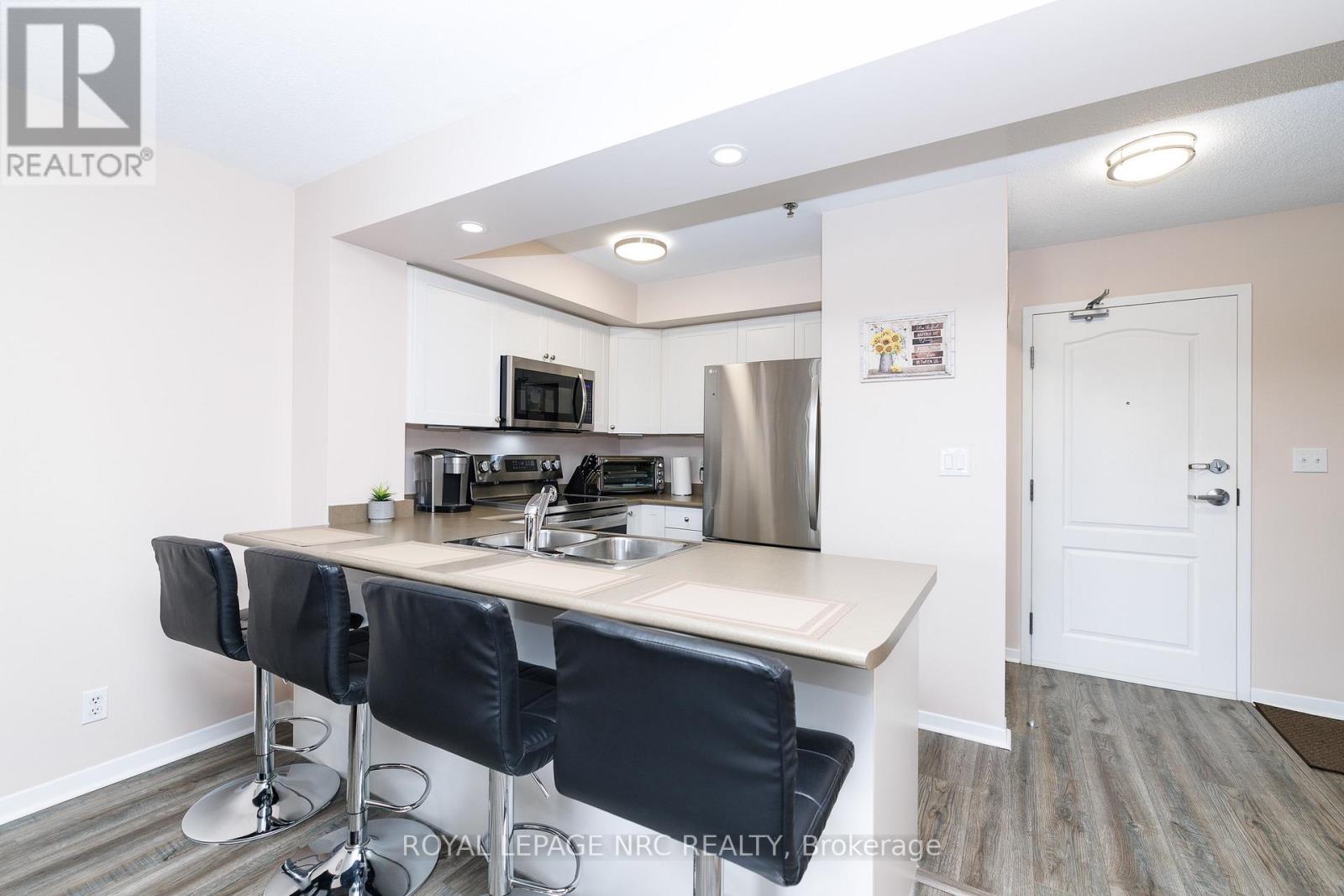 1209 - 330 Prince Charles Drive S, Welland, Ontario  L3C 7B3 - Photo 5 - X13003478