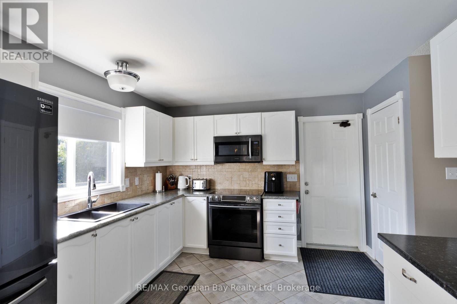 9 Copeland Street, Penetanguishene, Ontario  L9M 1K3 - Photo 11 - S13003436