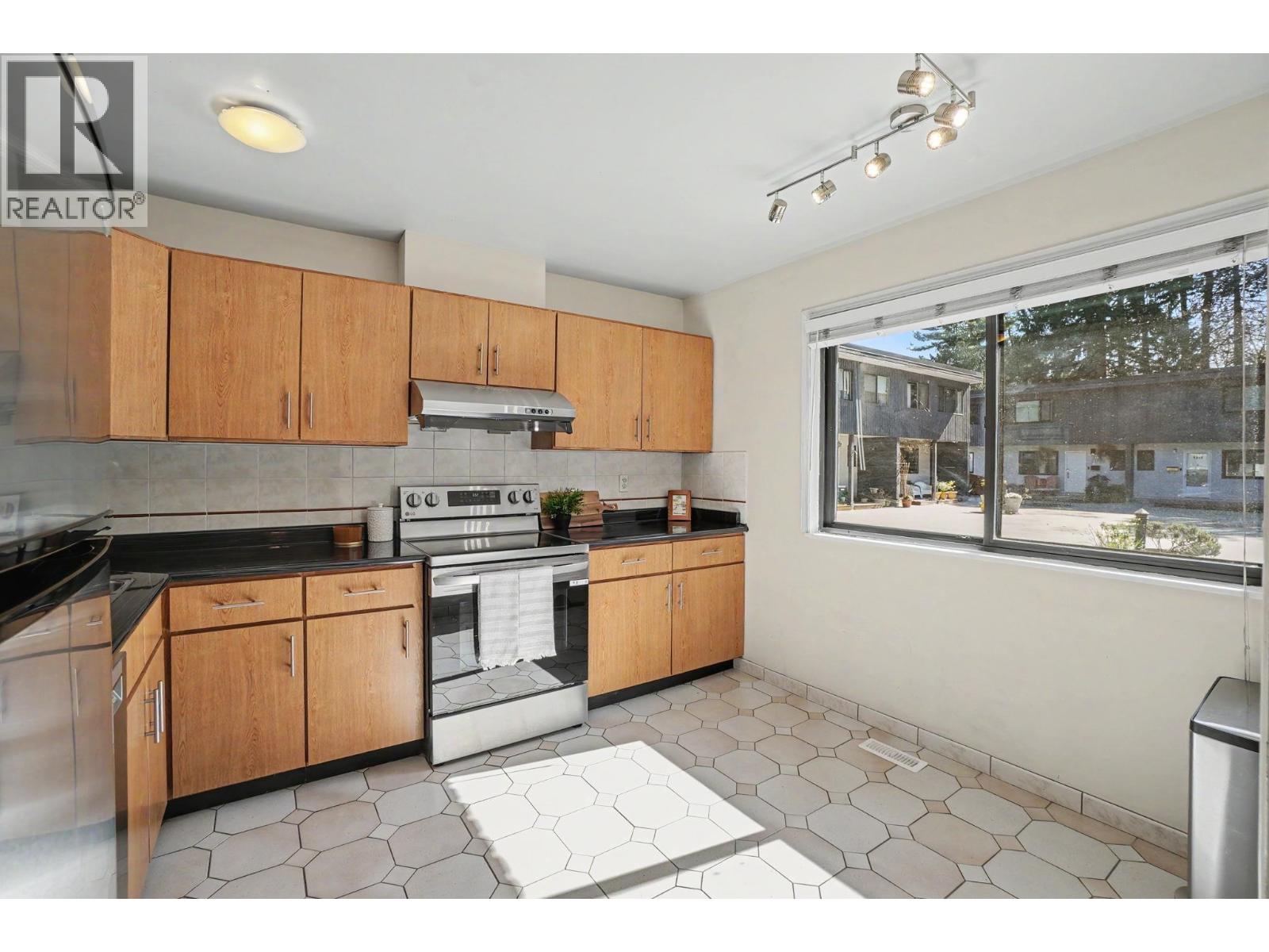 7305 Coronado Drive, Burnaby, British Columbia  V5A 1P9 - Photo 3 - R3111031