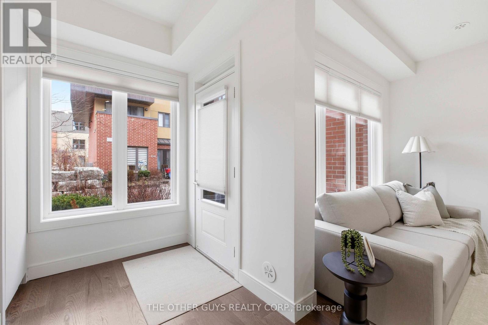 18 - 9R CLINTWOOD GATE, Toronto, Ontario