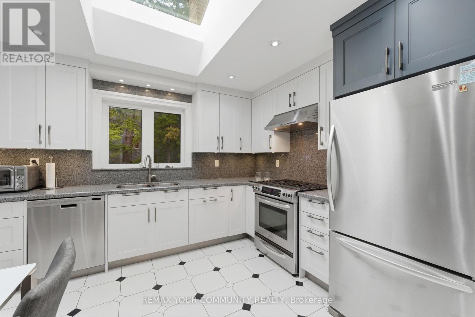 22 Marathon Crescent, Toronto, Ontario  M2R 2L7 - Photo 13 - C13003654