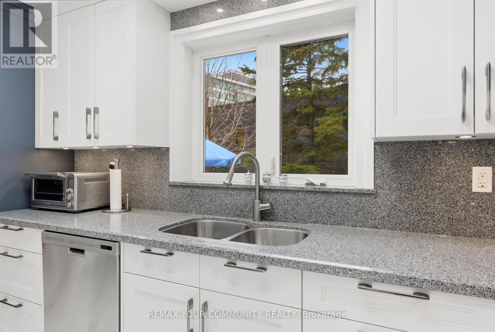 22 Marathon Crescent, Toronto, Ontario  M2R 2L7 - Photo 15 - C13003654