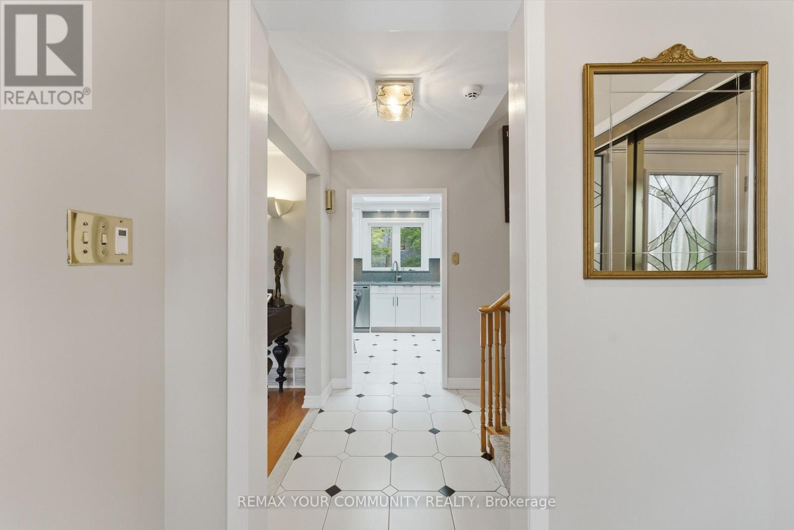 22 Marathon Crescent, Toronto, Ontario  M2R 2L7 - Photo 4 - C13003654