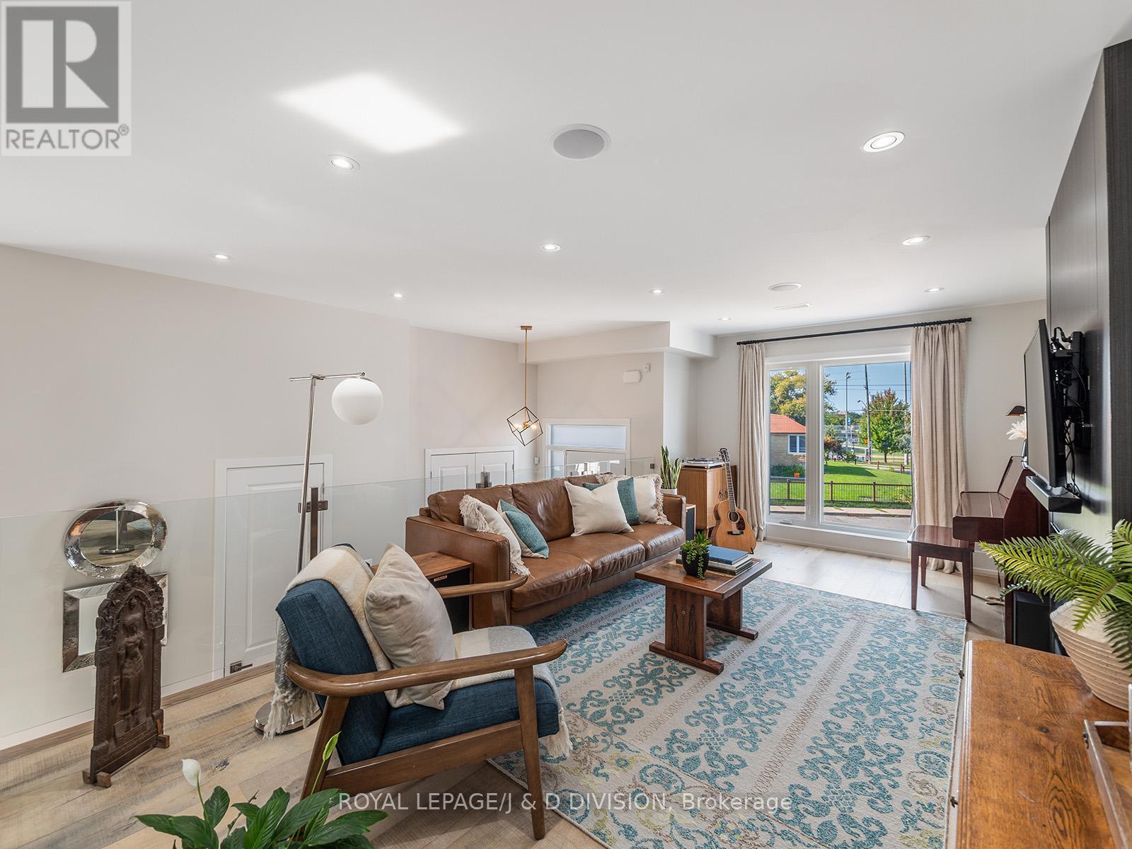 221 Virginia Avenue, Toronto, Ontario  M4C 2T6 - Photo 17 - E13003470