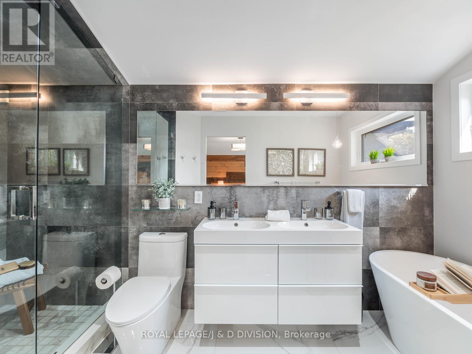 221 Virginia Avenue, Toronto, Ontario  M4C 2T6 - Photo 25 - E13003470