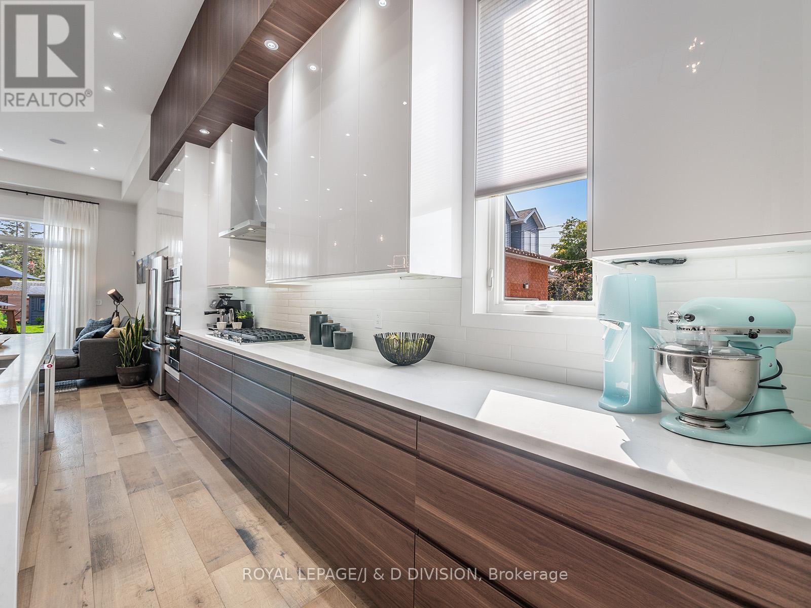 221 Virginia Avenue, Toronto, Ontario  M4C 2T6 - Photo 9 - E13003470