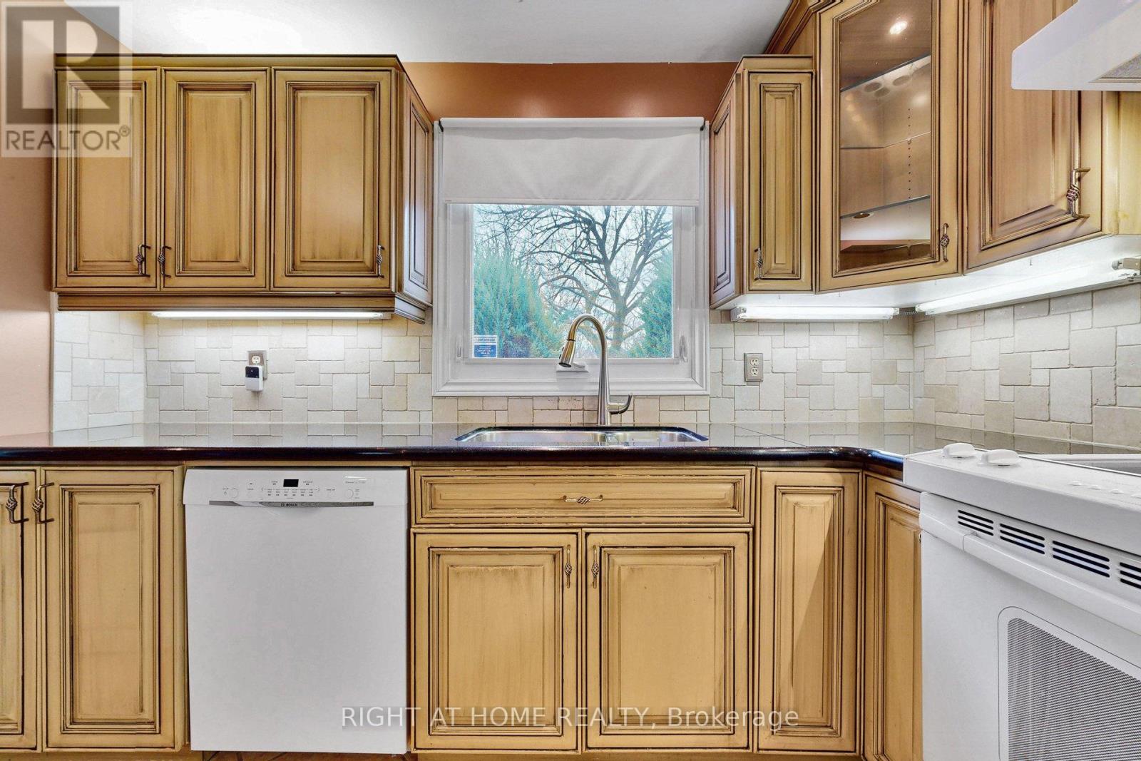 22 Blueridge Square, Brampton, Ontario  L6Z 1A1 - Photo 10 - W13003422