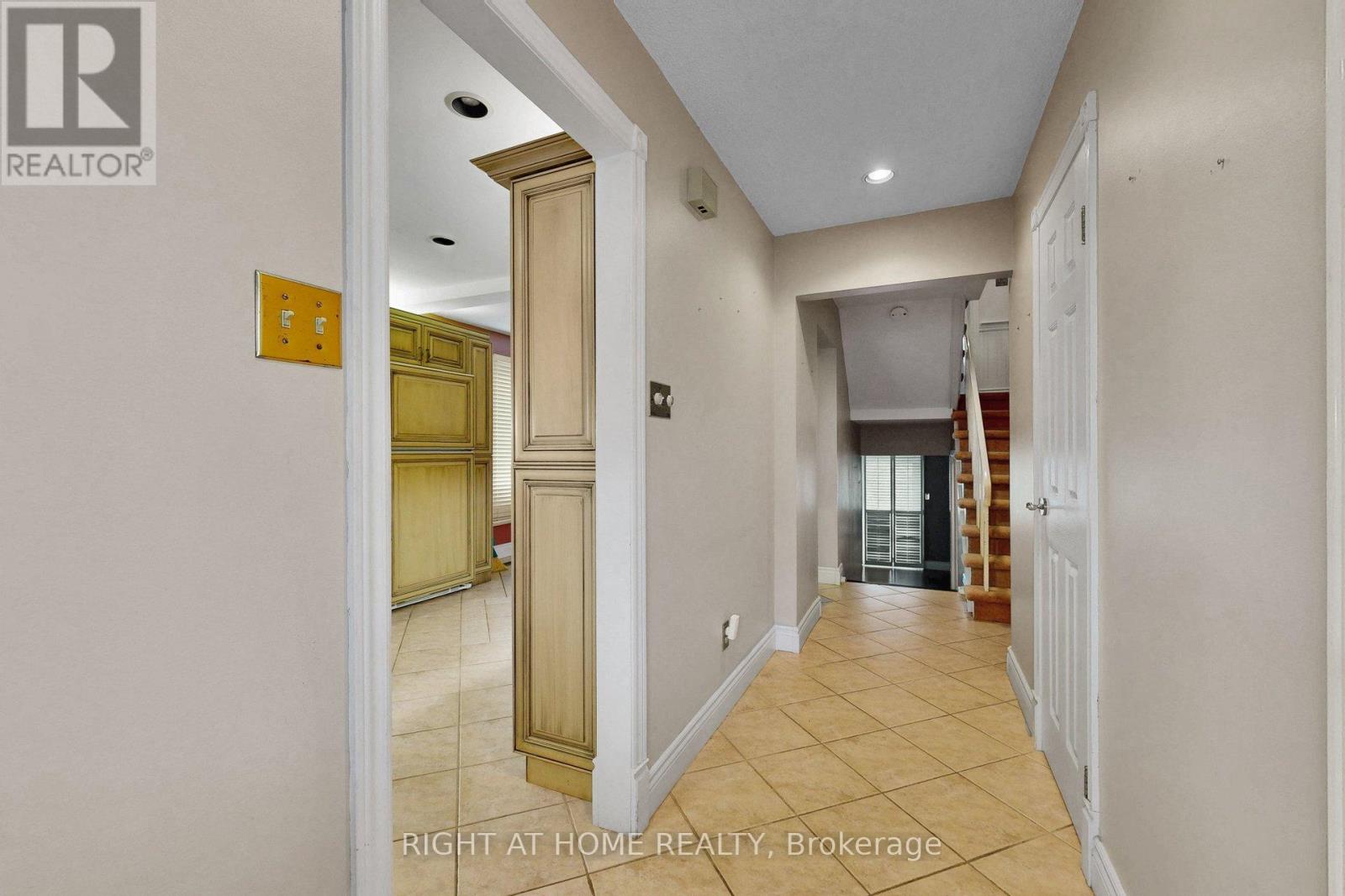 22 Blueridge Square, Brampton, Ontario  L6Z 1A1 - Photo 7 - W13003422