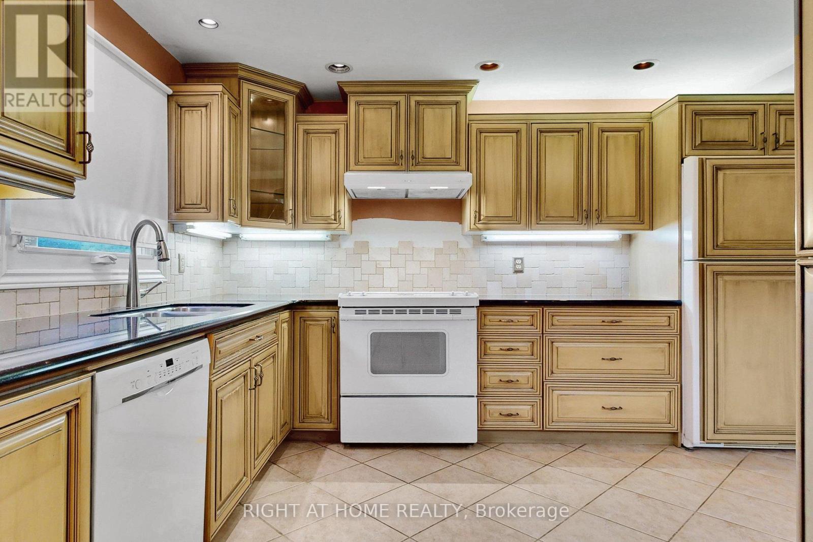 22 Blueridge Square, Brampton, Ontario  L6Z 1A1 - Photo 8 - W13003422