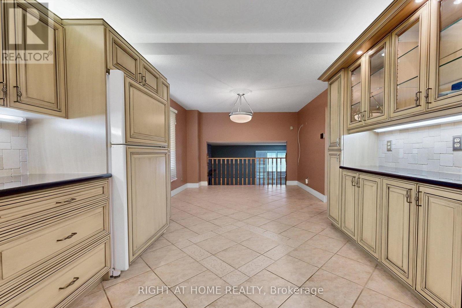 22 Blueridge Square, Brampton, Ontario  L6Z 1A1 - Photo 9 - W13003422