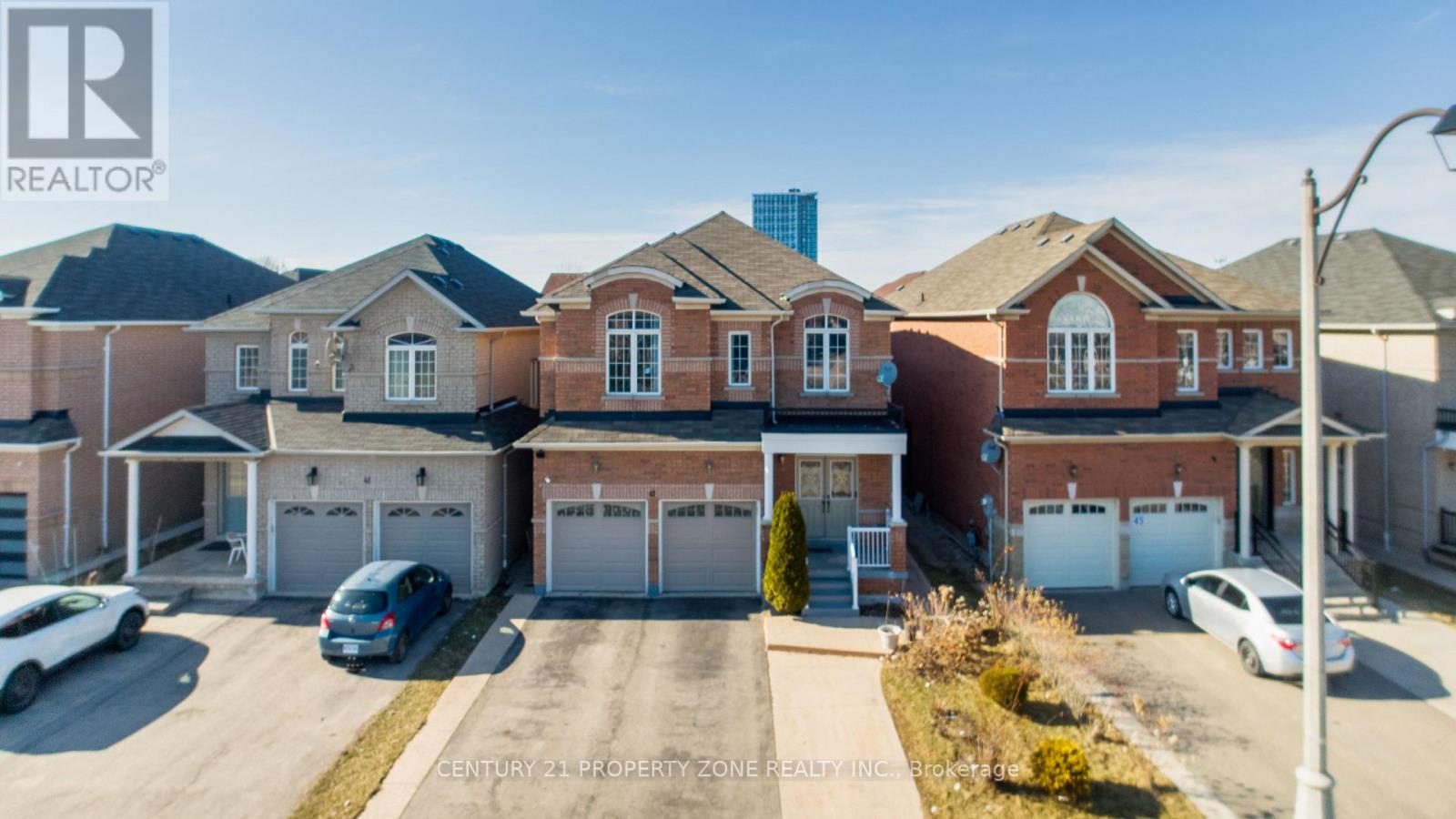 43 Alice Springs Crescent, Brampton, Ontario  L6X 0R7 - Photo 2 - W13003462