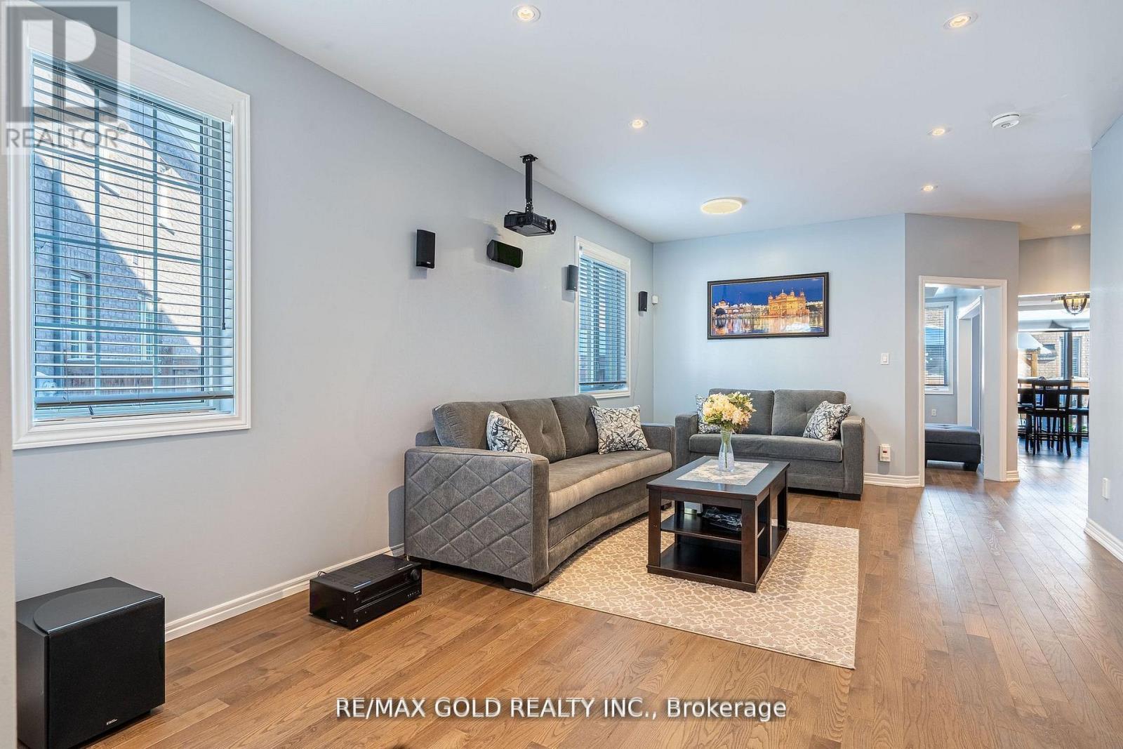 10 Spokanne Street, Brampton, Ontario  L6R 4A2 - Photo 2 - W13003650