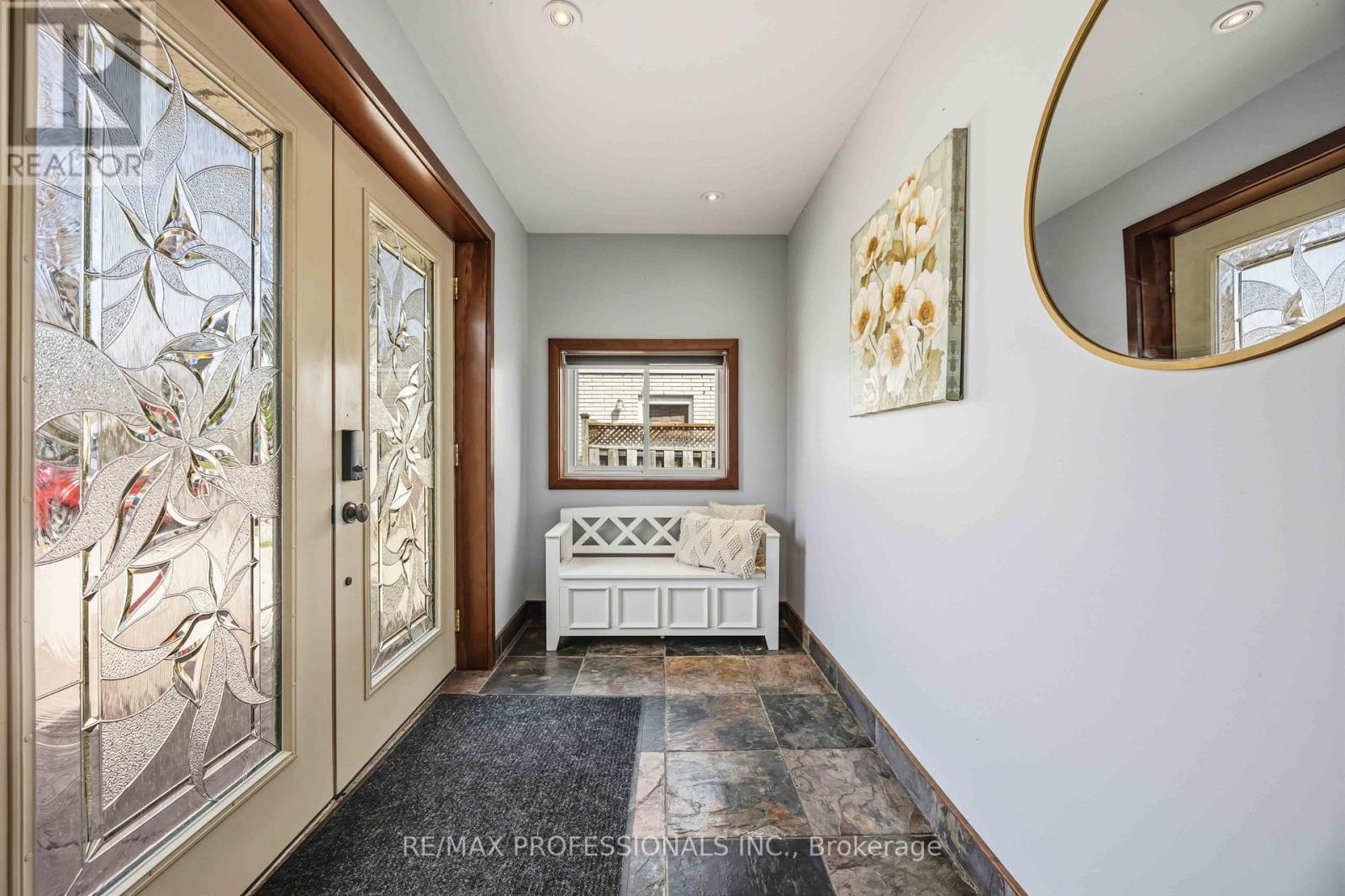 812 Danbury Crescent, Sarnia, Ontario  N7S 4L8 - Photo 3 - X13003432