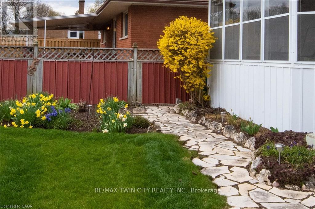 85 Burlington Drive, Kitchener, Ontario  N2B 1T4 - Photo 38 - X13003196