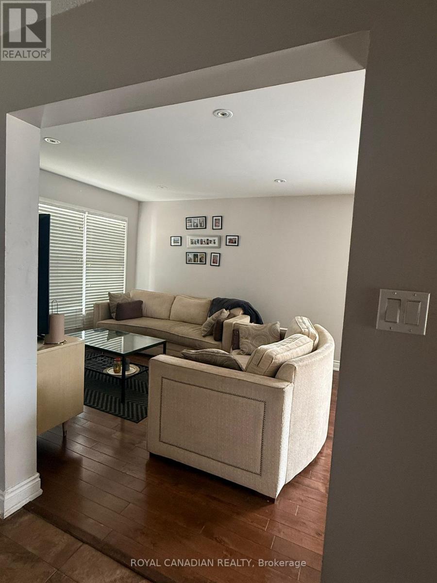 29 Jay Street, Brampton, Ontario  L6Z 3V9 - Photo 4 - W12958294